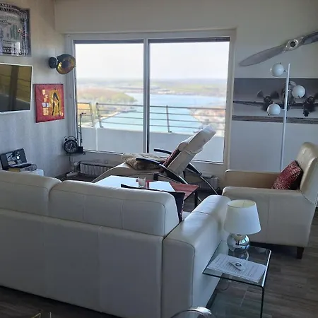 Luxus-ecksuite Mit Stylischem Design Und Traumblick Uebers Meer, 26.stock Im Maritim