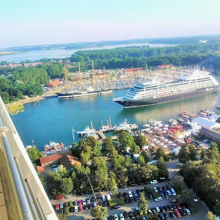 Luxus-ecksuite Mit Stylischem Design Und Traumblick Uebers Meer, 26.stock Im Maritim Apartament