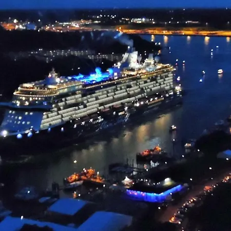 Luxus-ecksuite Mit Stylischem Design Und Traumblick übers Meer, 26.stock Im Maritim Apartment Lübeck