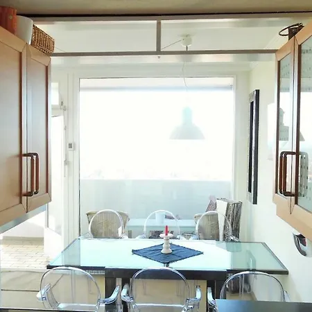 Luxus-ecksuite Mit Stylischem Design Und Traumblick Uebers Meer, 26.stock Im Maritim Apartment