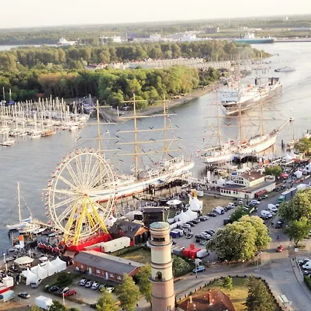 Luxus-ecksuite Mit Stylischem Design Und Traumblick übers Meer, 26.stock Im Maritim Apartment