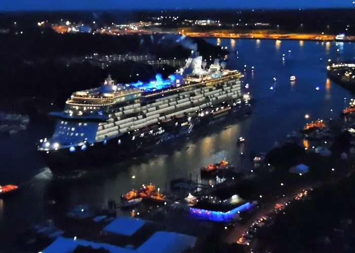 Luxus-ecksuite Mit Stylischem Design Und Traumblick Uebers Meer, 26.stock Im Maritim Apartament Lubeka